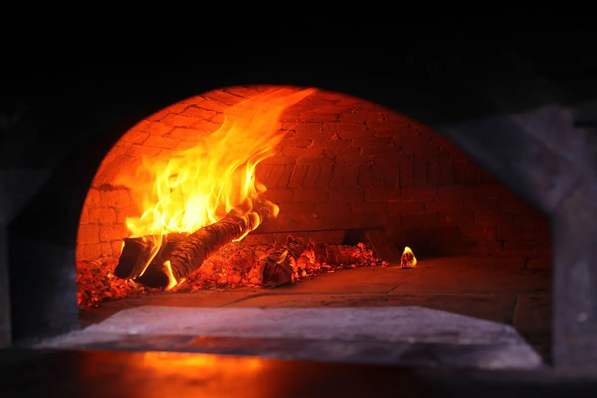 Horno de leña encendido