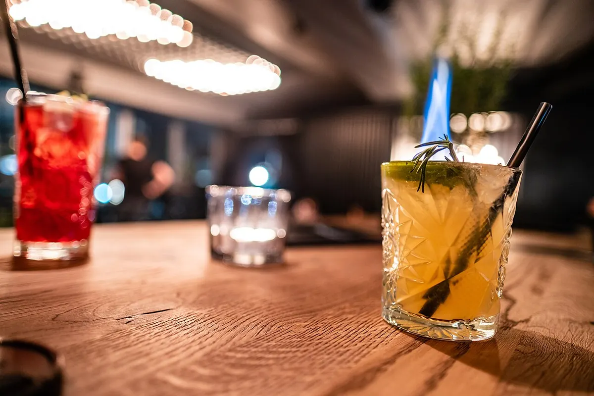 Dos cocteles sobre una mesa de madera