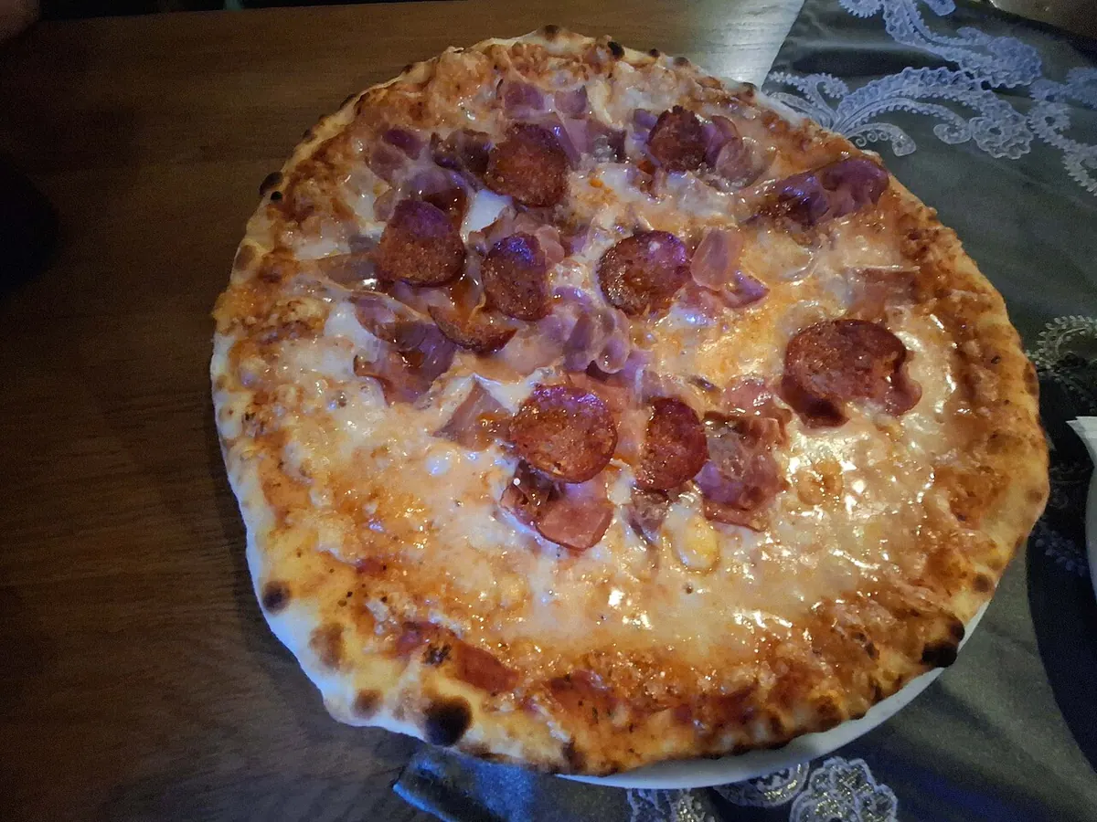 Pizza de horno de leña recién servida