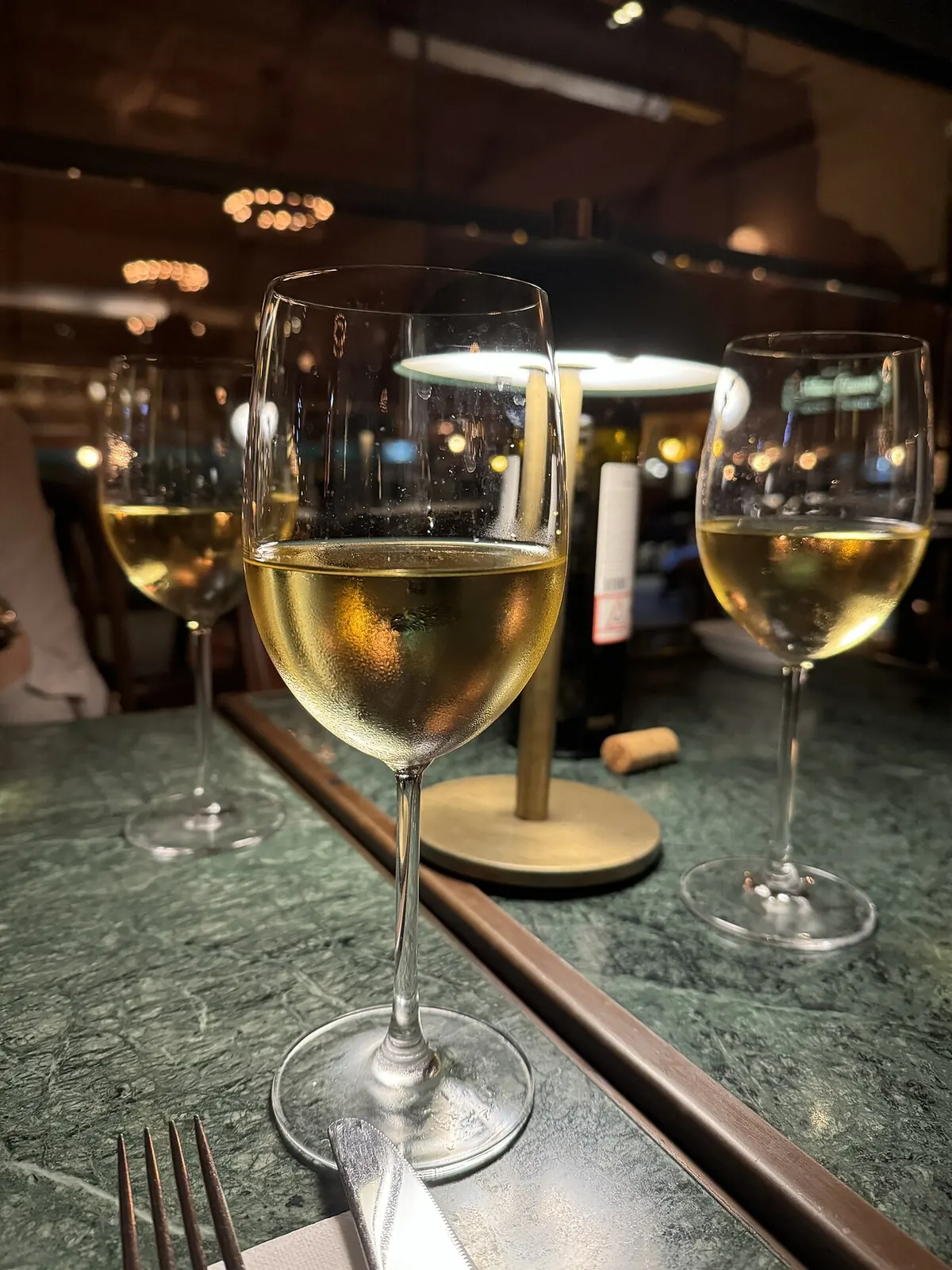 Copas de vino blanco sobre la mesa