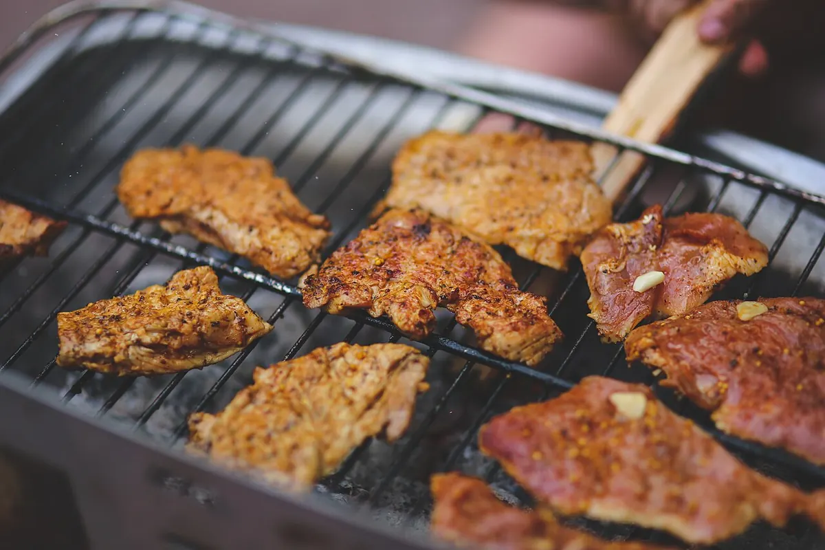Carnes adobadas sobre la parrilla
