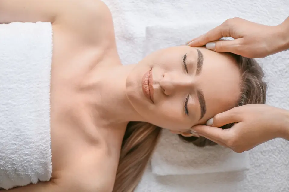 Tratamiento facial con las manos de la terapeuta