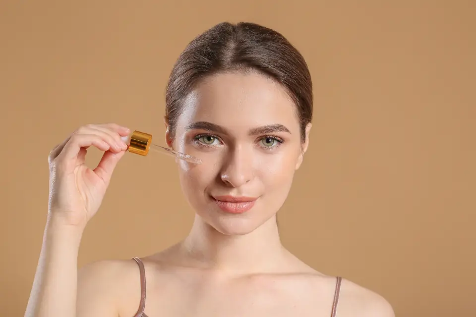 Clienta aplicando sérum facial