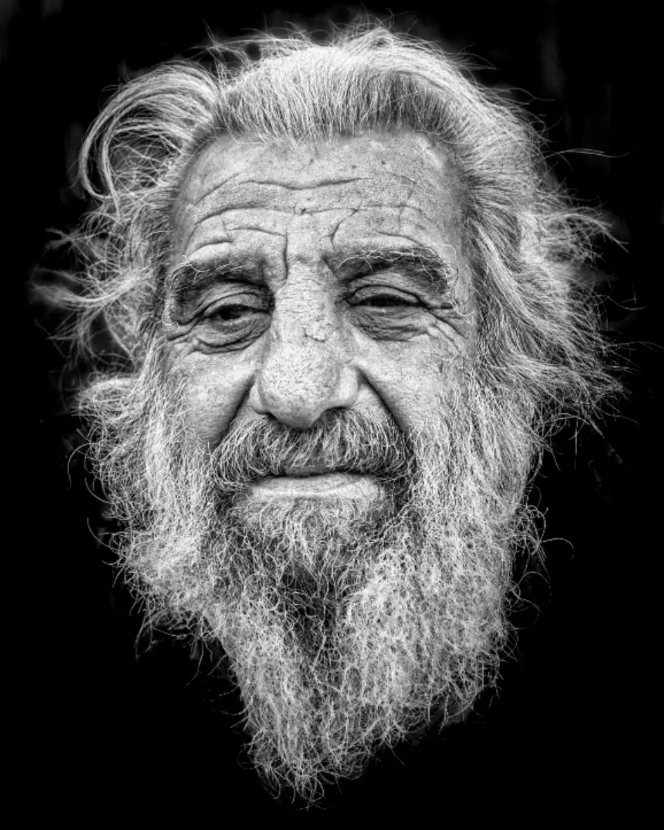 Retrato en blanco y negro de un hombre mayor