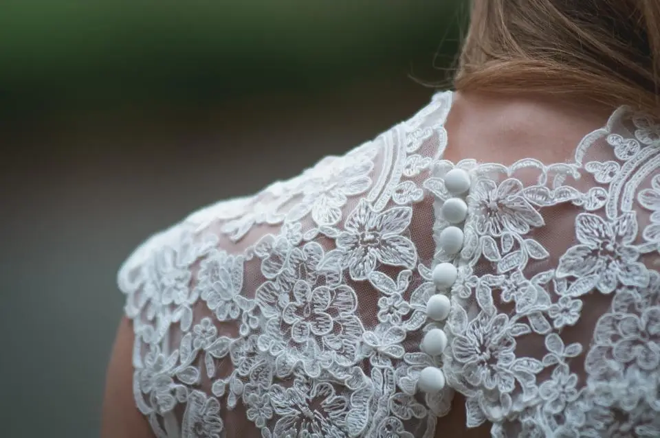 Detalle de encaje en la espalda de un vestido de novia