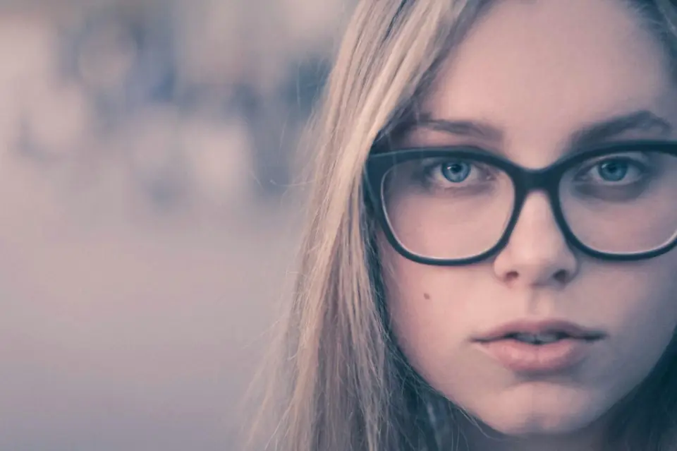 Retrato de mujer con gafas
