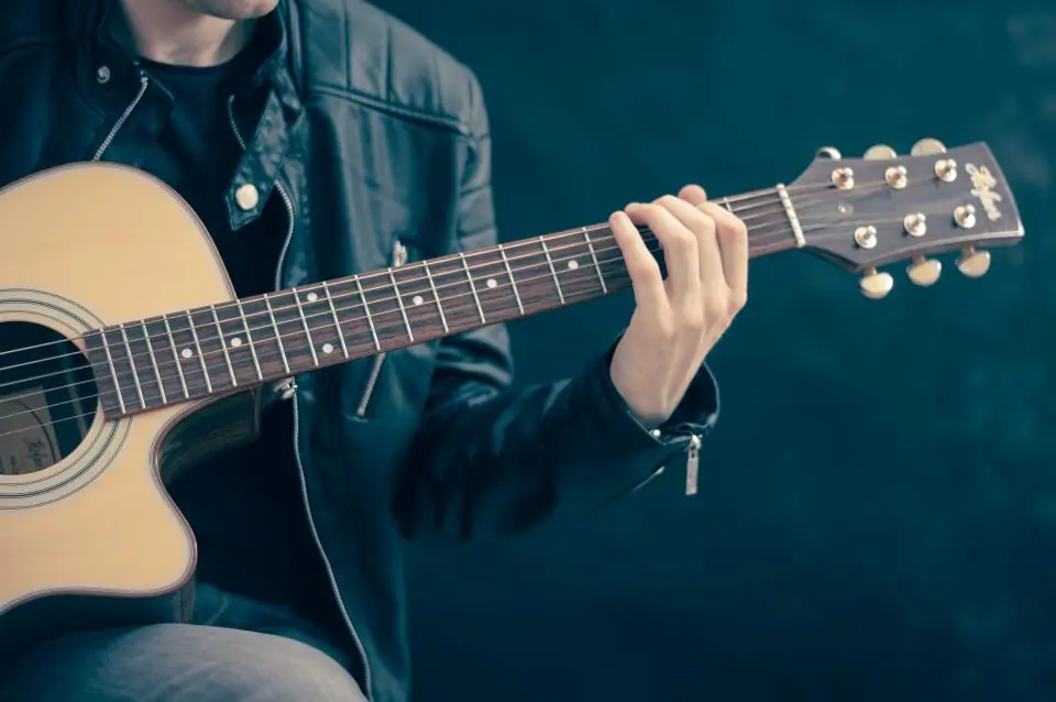 Guitarra acústica tocada de cerca