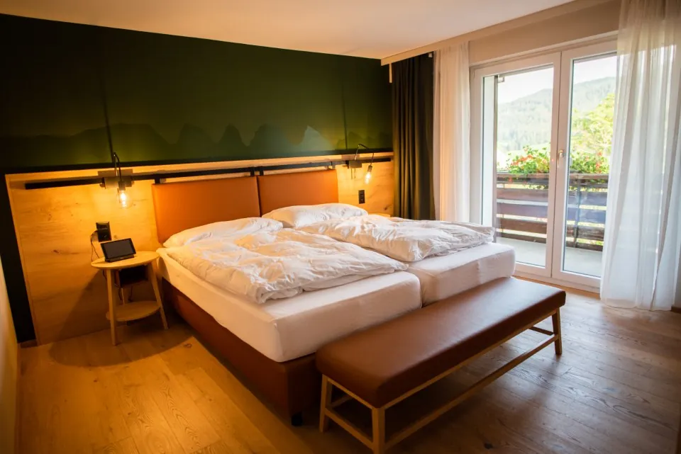Habitación con cama doble y ventanal