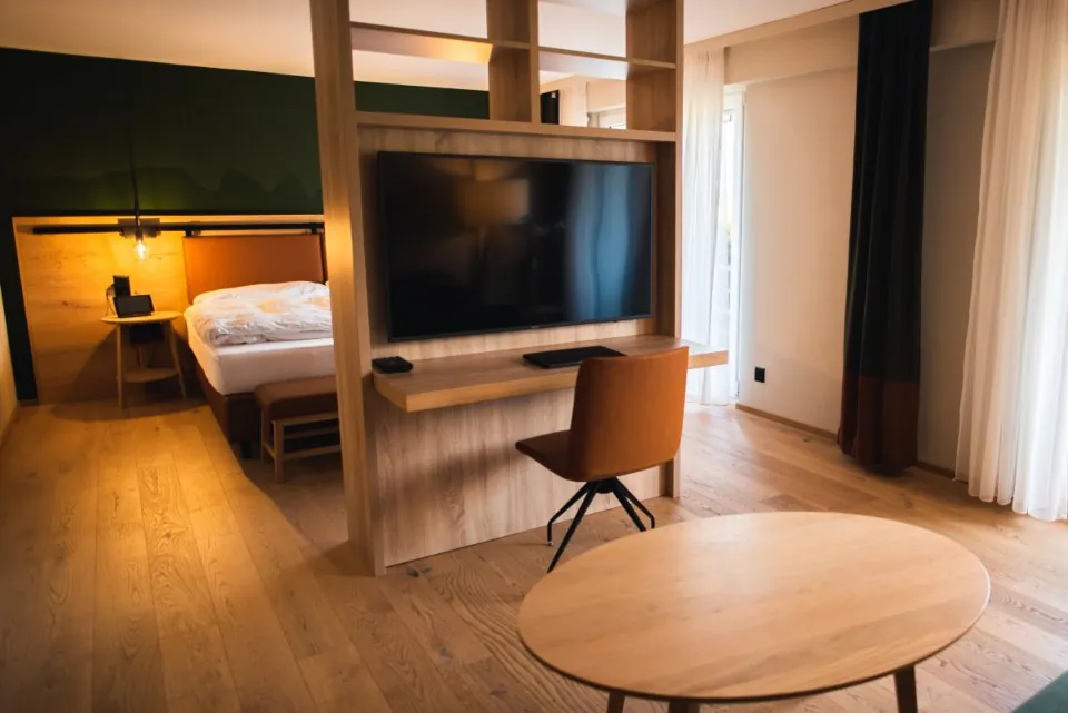 Habitación con escritorio y mesa de madera