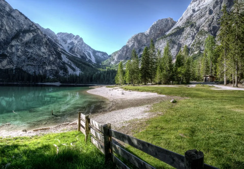 Lago y montañas en un día despejado