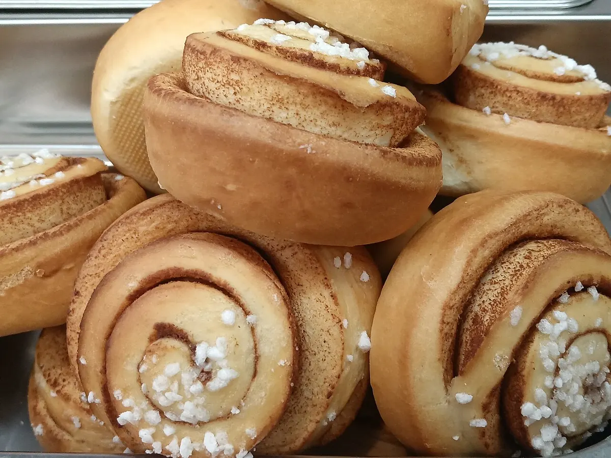 Rollos de cardamomo apilados