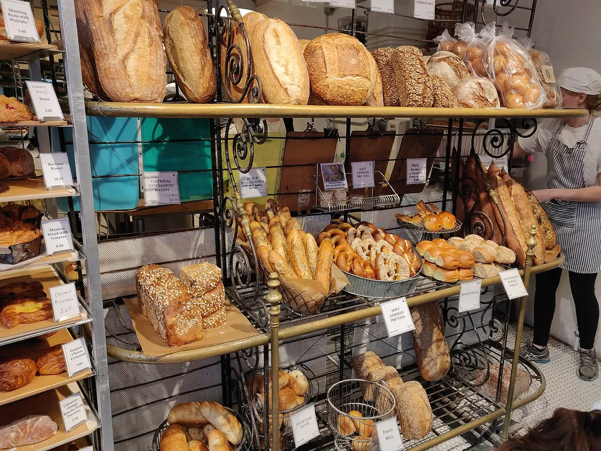 Estantes de la panadería llenos de pan