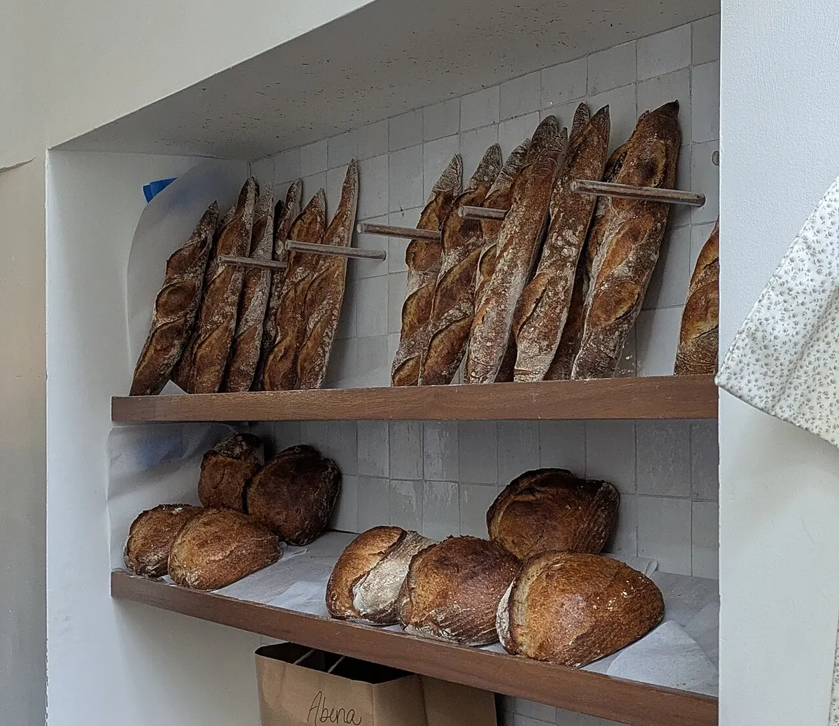 Hogazas de masa madre en estantes de madera