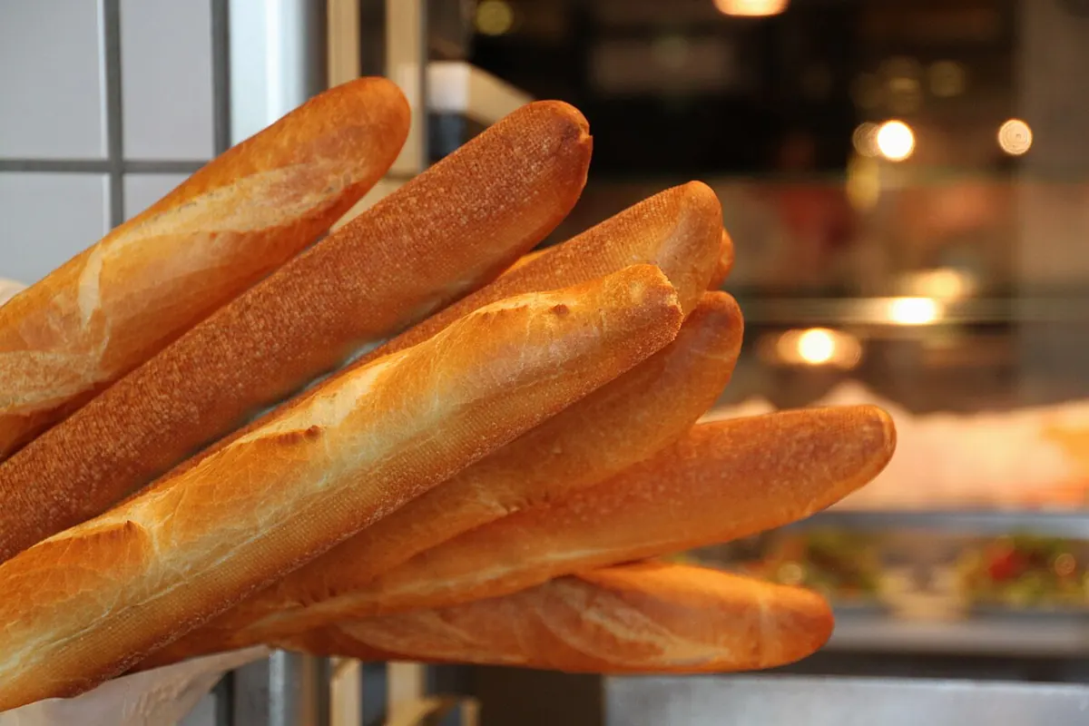 Baguettes doradas recién horneadas