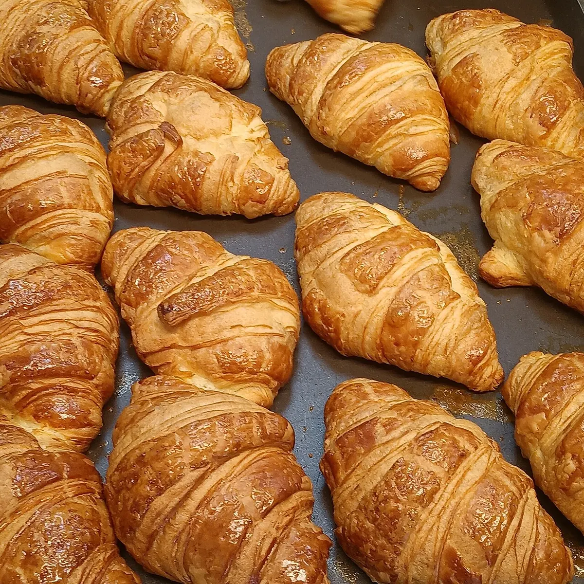 Bandeja de croissants recién horneados