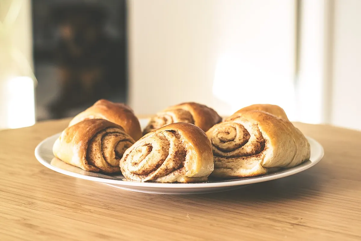 Rollos de canela en un plato con luz de mañana
