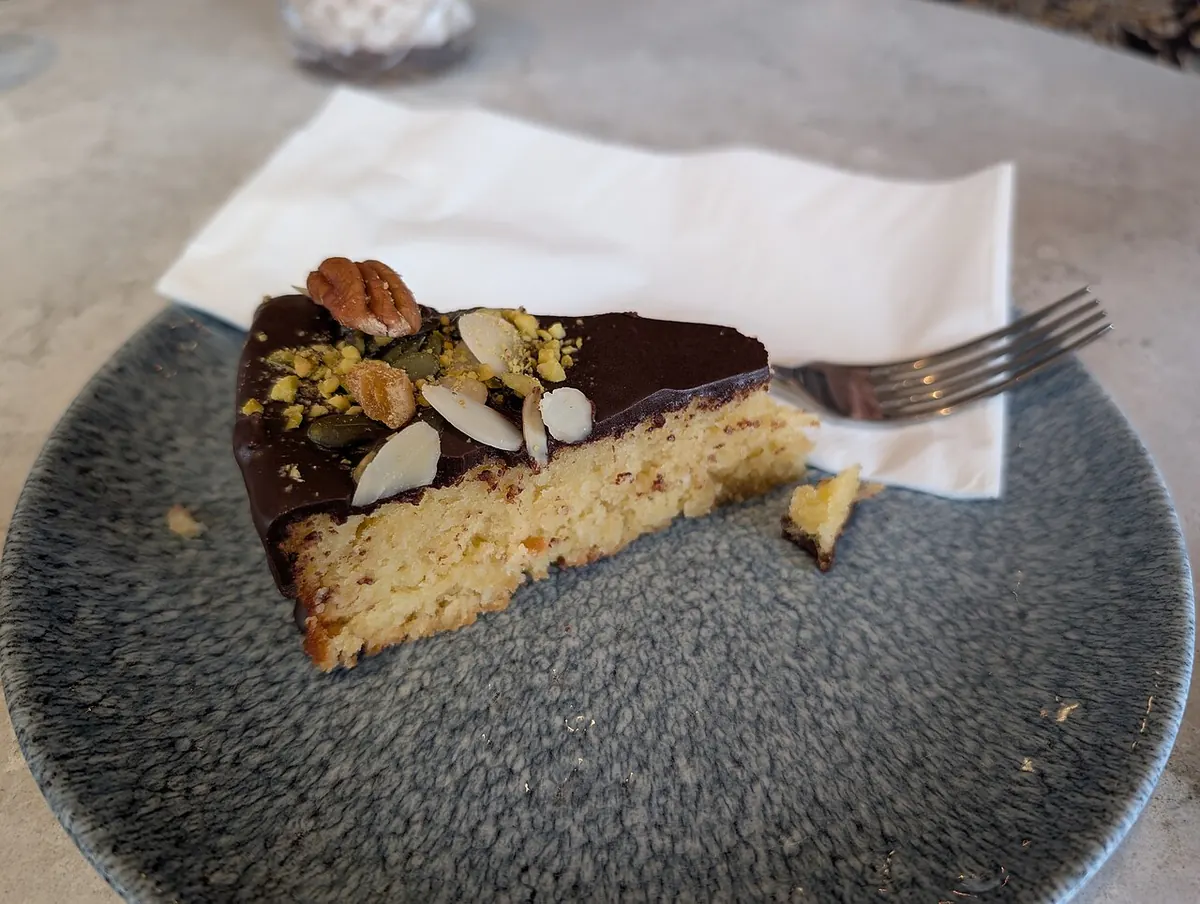 Porción de torta de chocolate con almendras