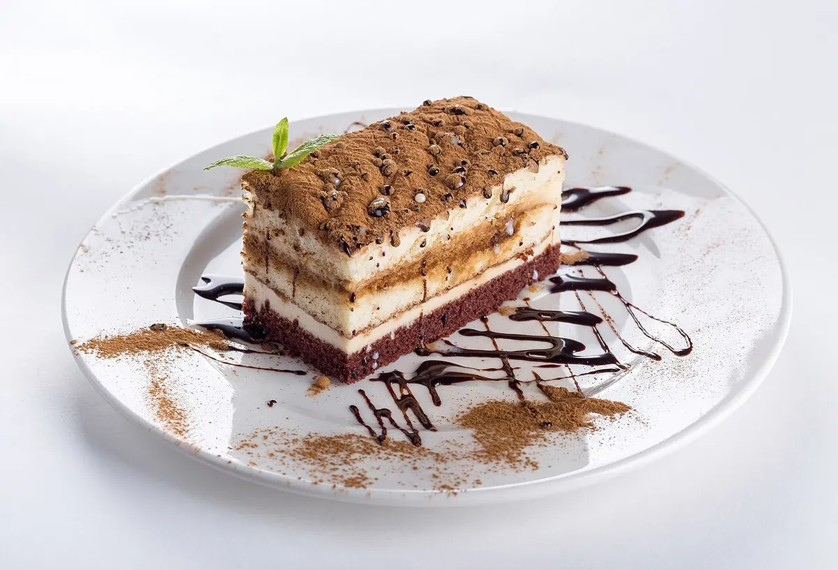 Porción de torta de tres capas con crema