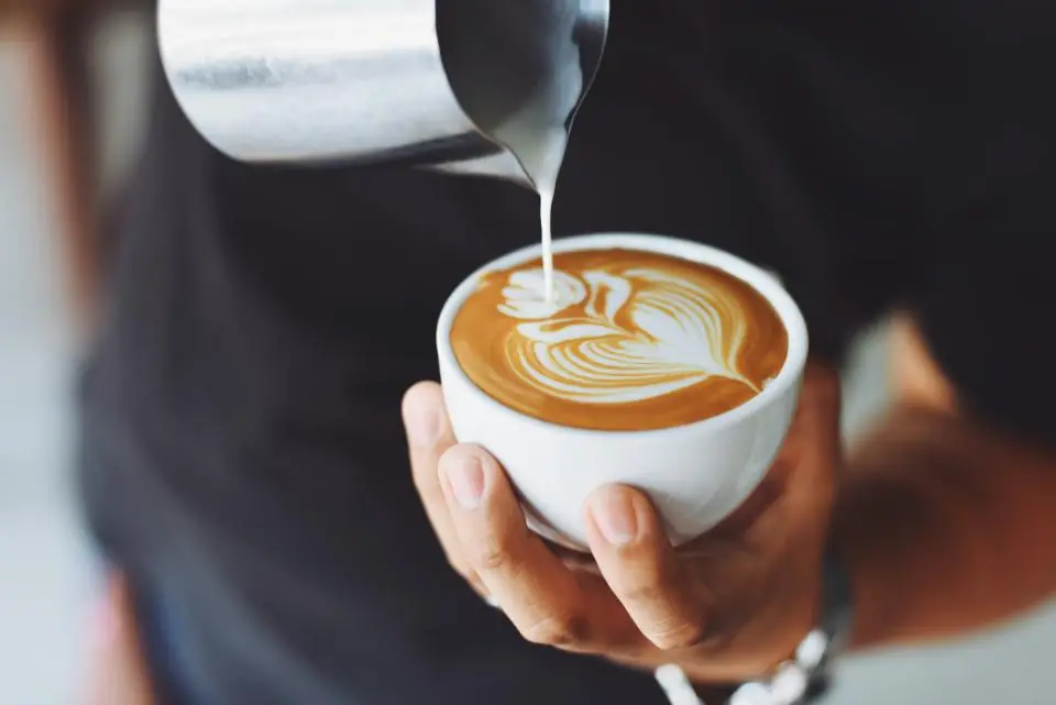 Barista sirviendo arte latte
