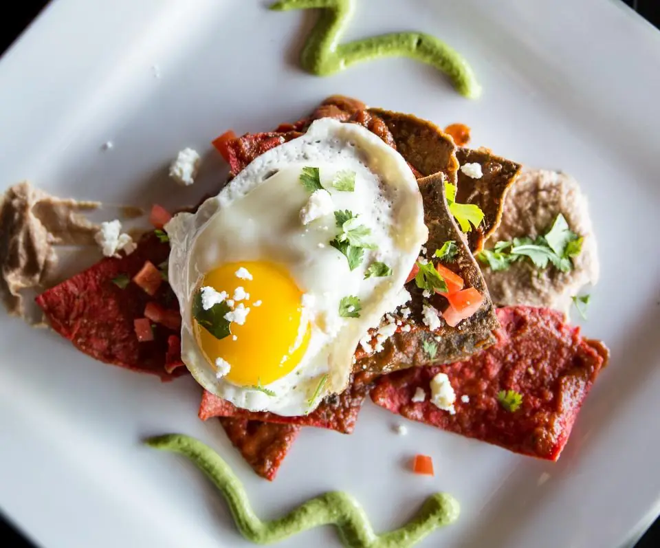 Plato con huevo frito y vegetales