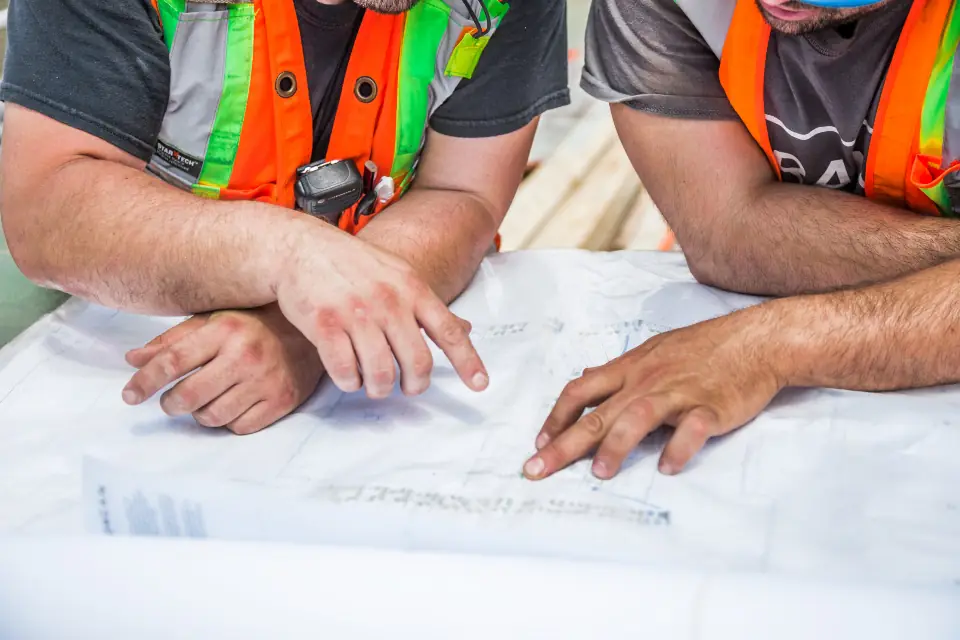 Planos de obra sobre una mesa