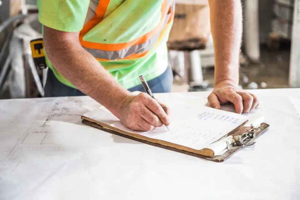 Residente de obra revisando planos