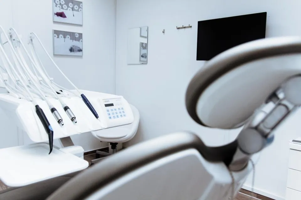 Unidad odontológica lista para el siguiente paciente