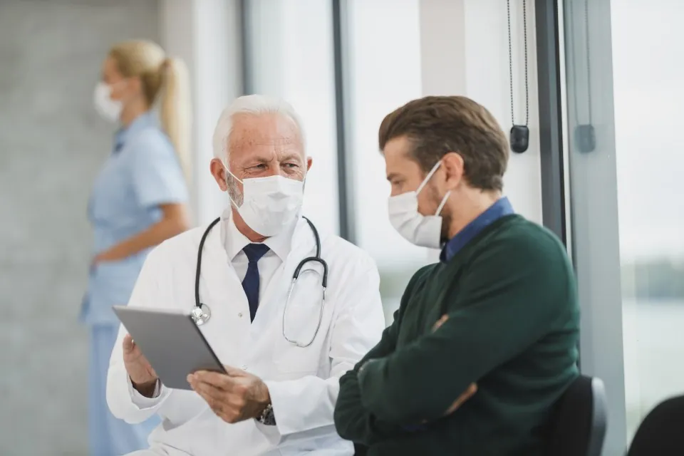 Odontólogo conversando con un paciente en el consultorio