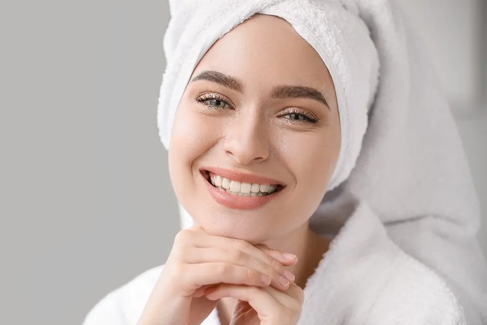 Paciente sonriente al terminar su blanqueamiento