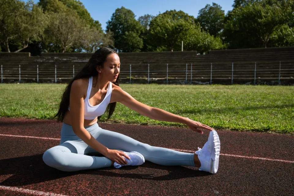 Mujer estirando antes de correr