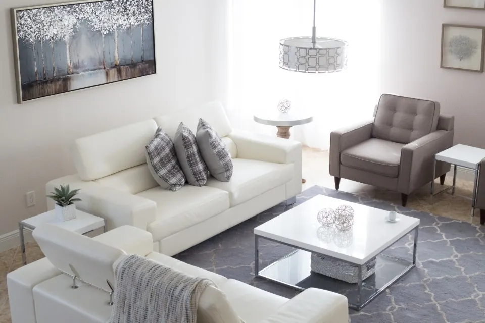 Sala amplia con sofás blancos
