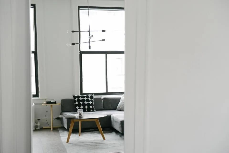 Sala minimalista con ventanal