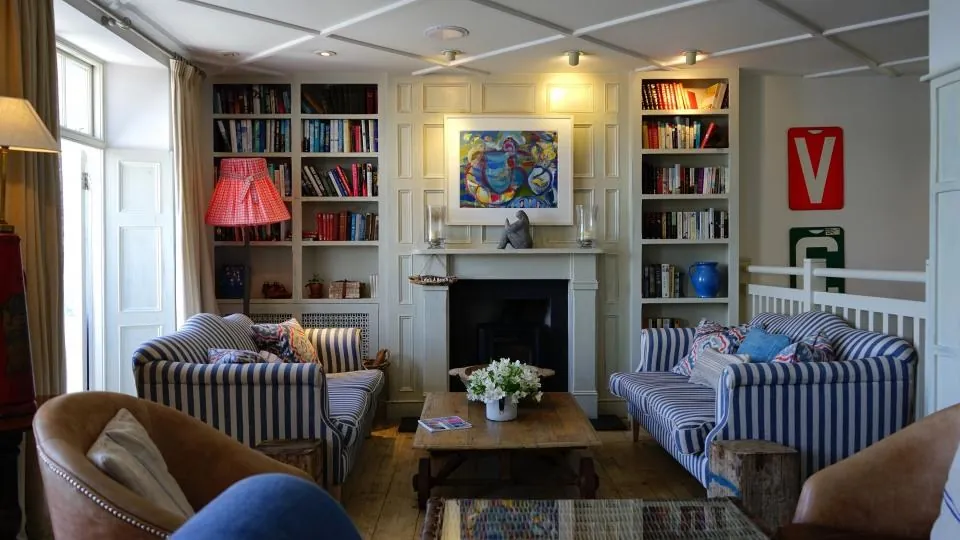 Sala clásica con biblioteca y chimenea