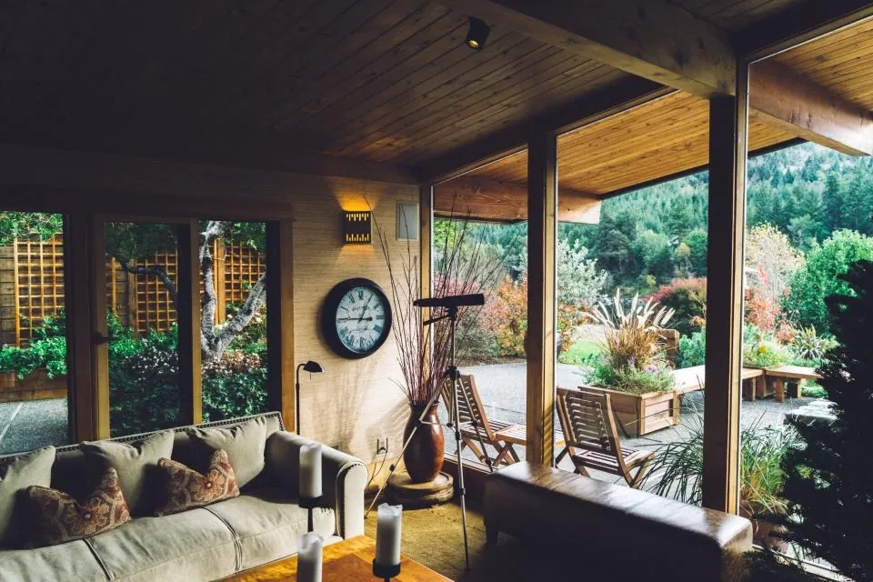 Terraza de una casa con vista a un jardín