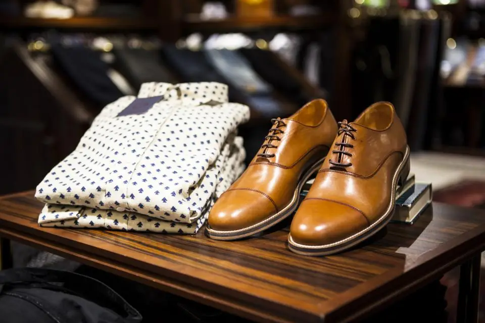 Zapatos de cuero sobre una mesa de tienda
