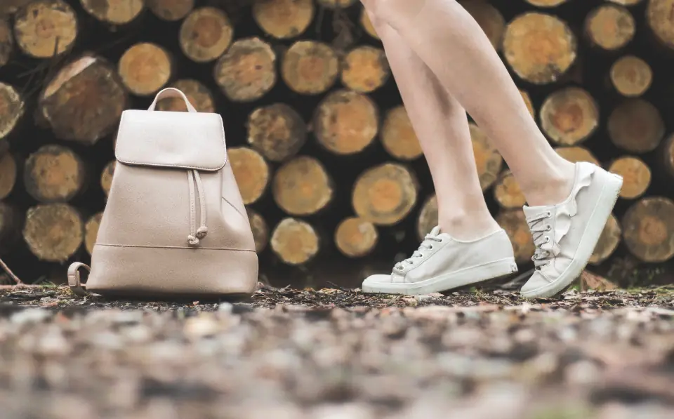 Morral claro junto a tenis blancos