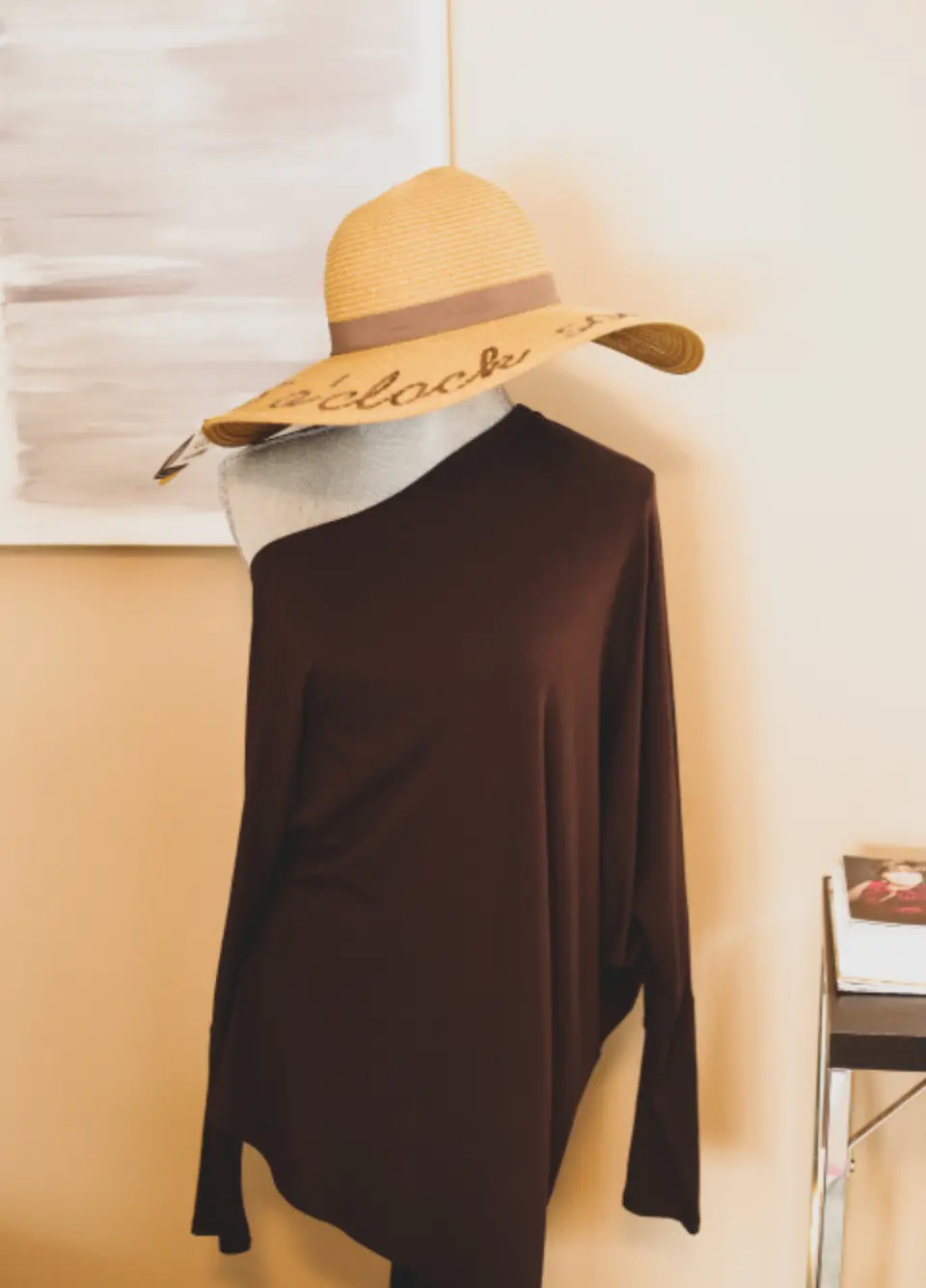 Sombrero sobre una camisa en un maniquí
